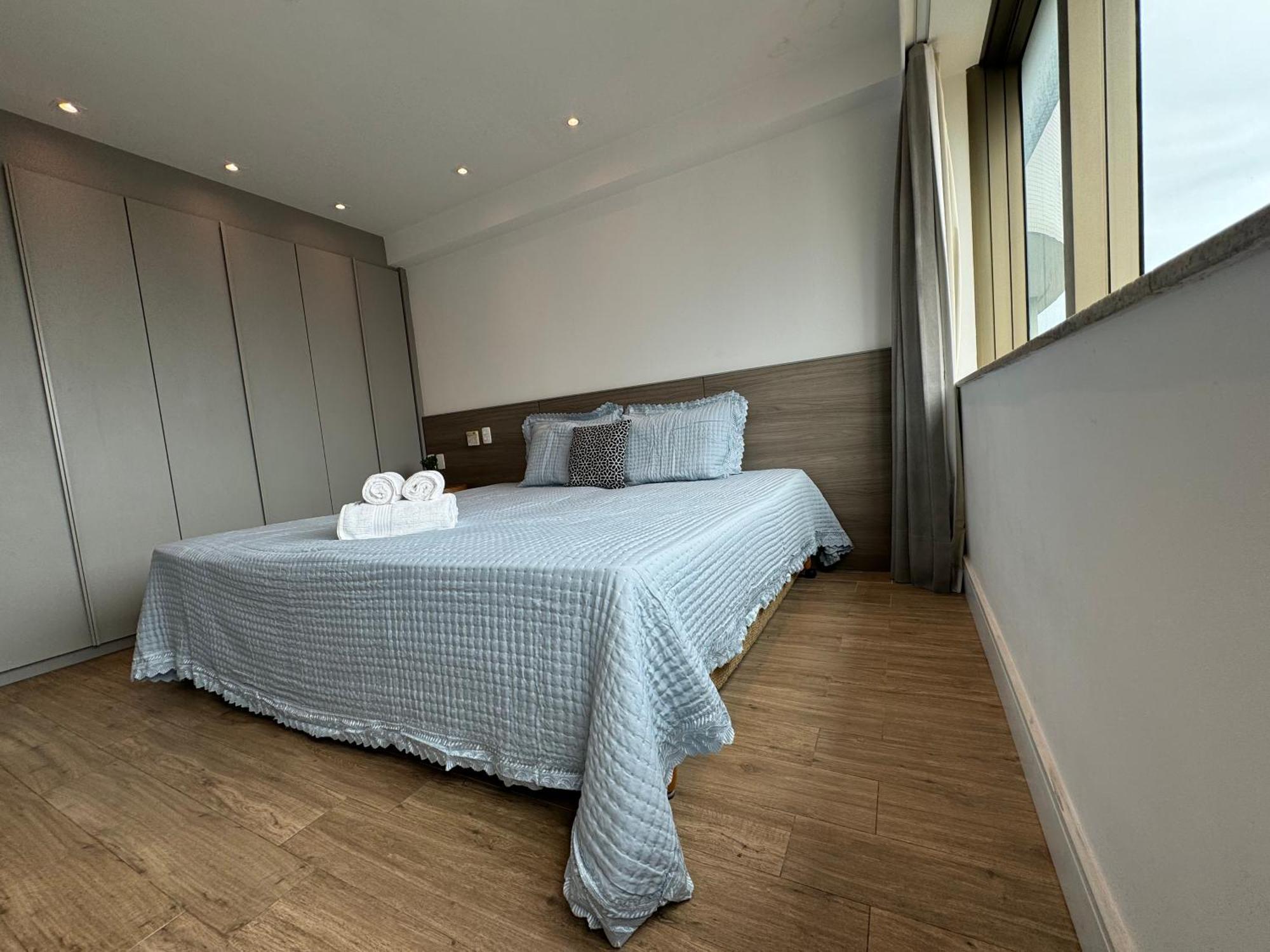 Apartamento Flat Com Vista De Cinema Da Barra Da Tijuca - 5 Min Da - Ar Condicionado, Portaria 24h, Wi-fi 500 Mbps *